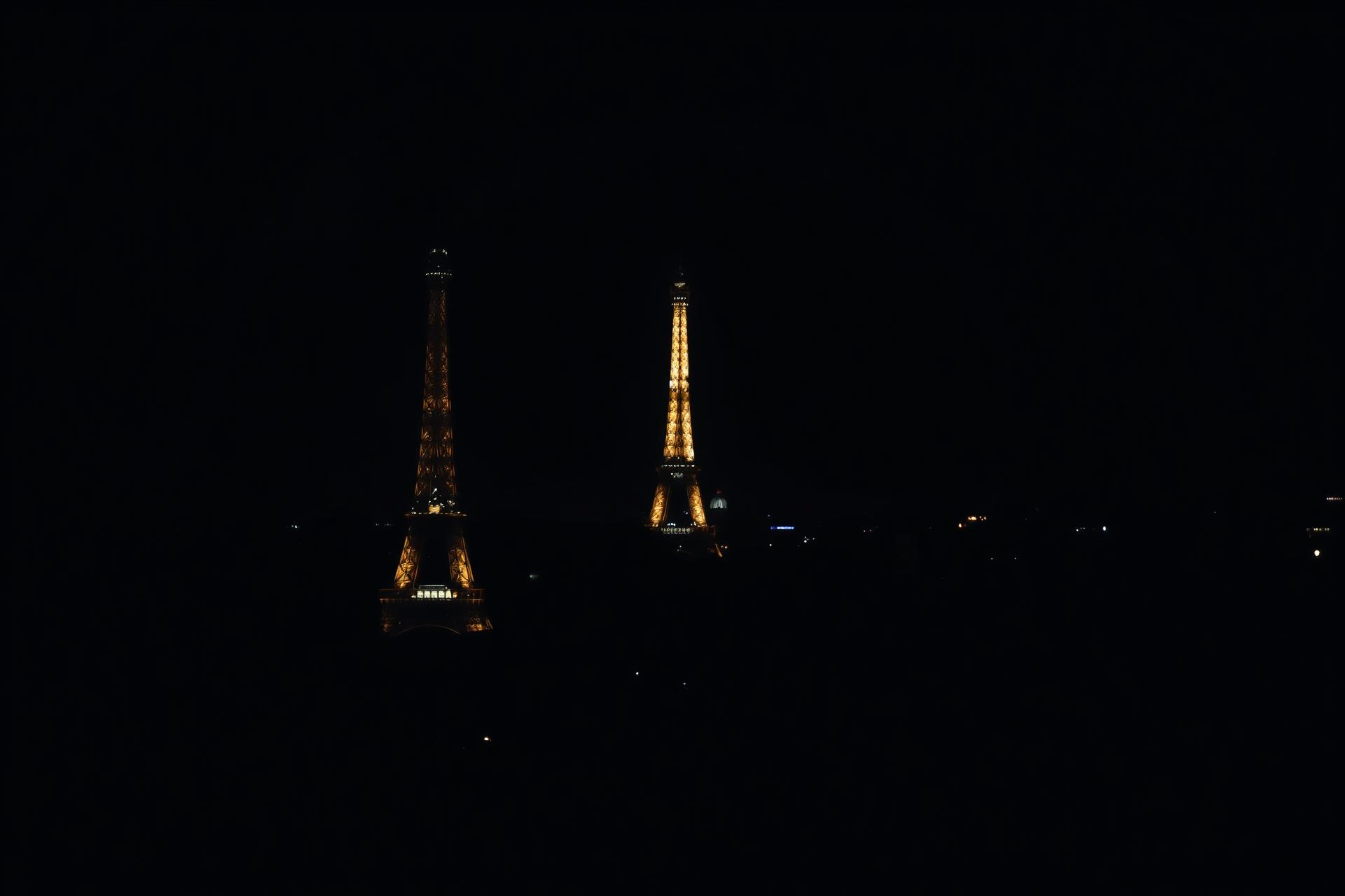París de noche con la Torre Eiffel iluminada